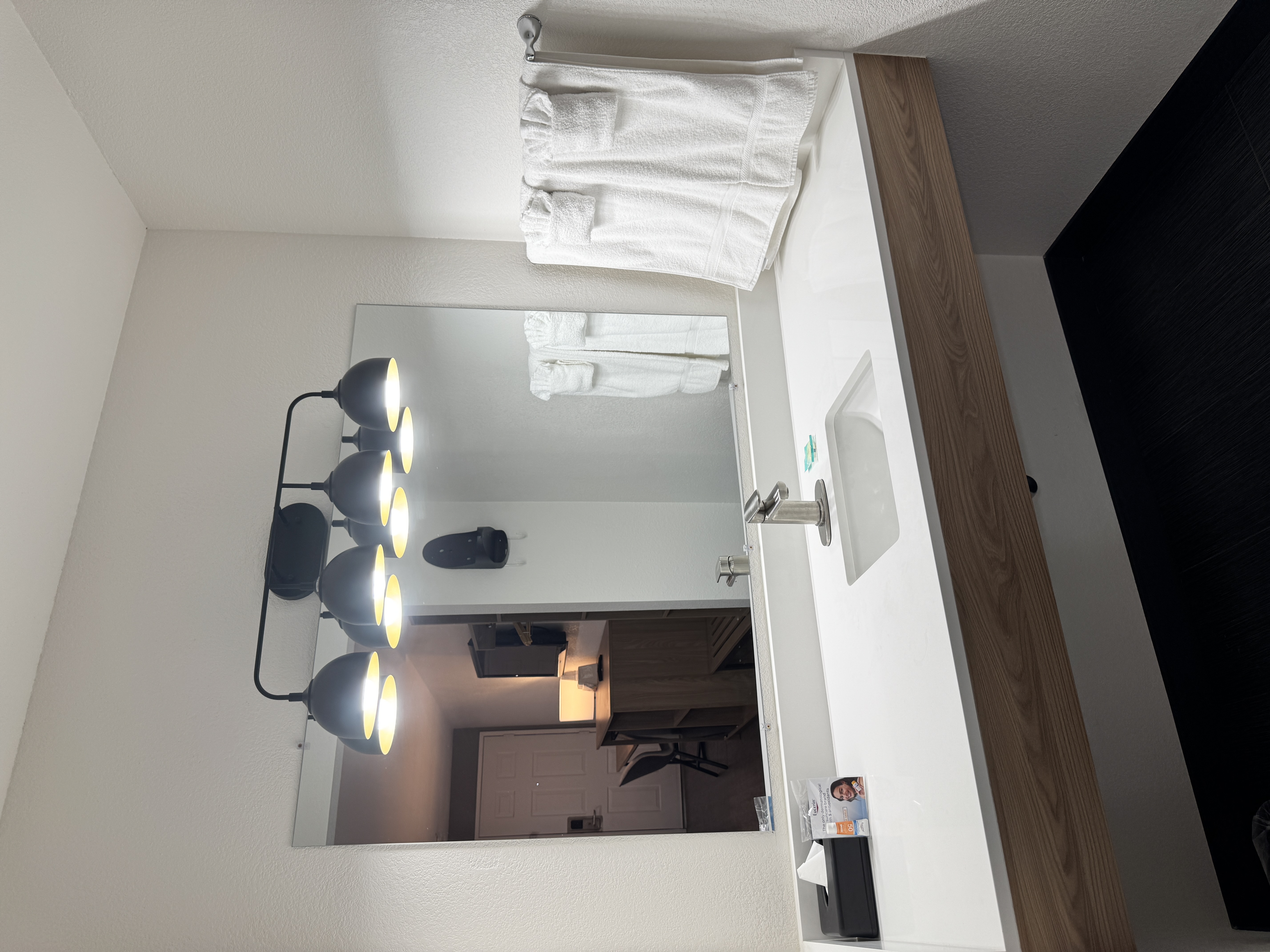 Guest room vanity with mirror and towels